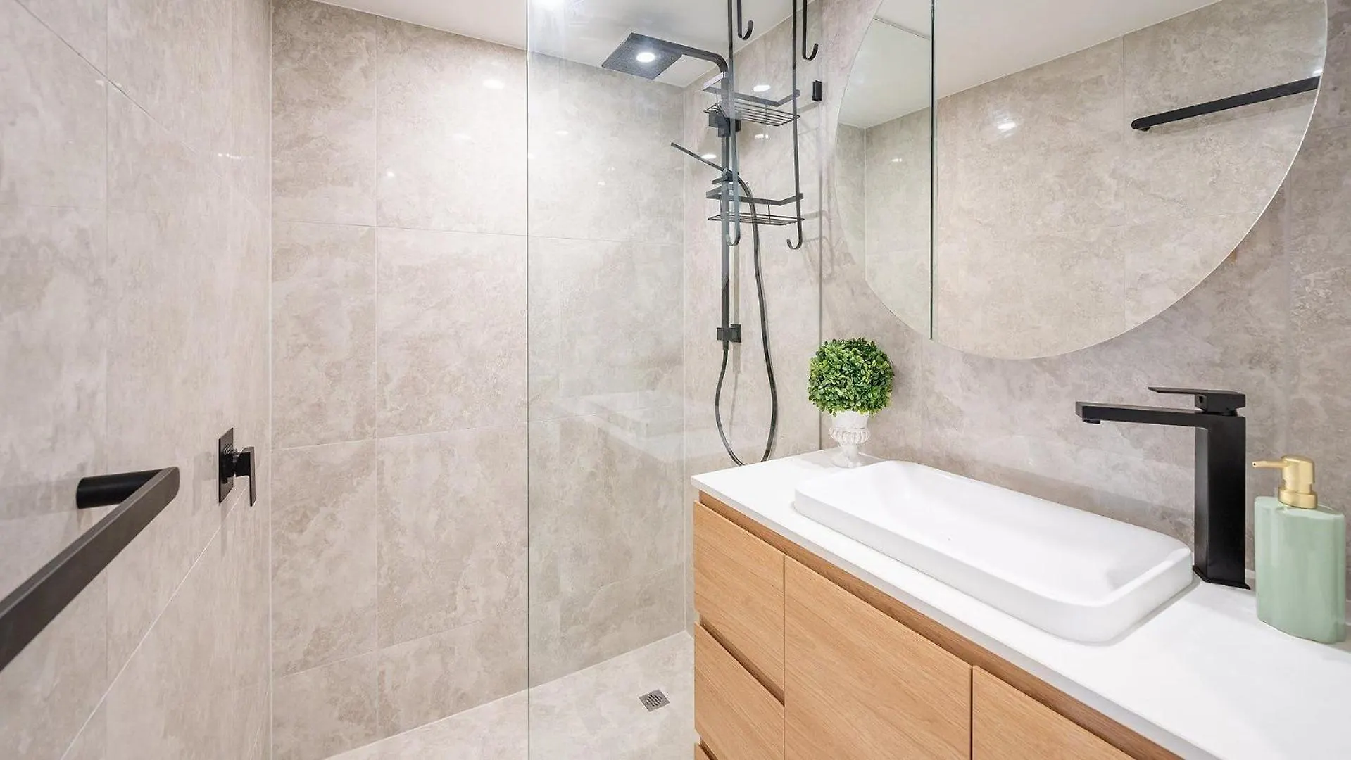 Grand Pacific Unit 104 Apartment Caloundra